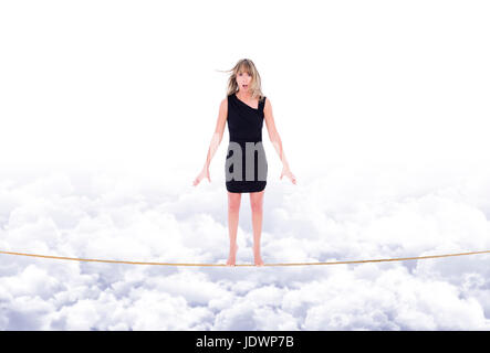 Mädchen, ängstlich und besorgt, in den Himmel über den Wolken ausgestreckt Schaukeln am Seil Stockfoto