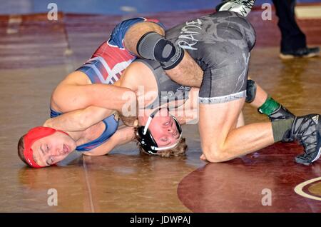 Jungs im Teenageralter Ringen Stockfoto