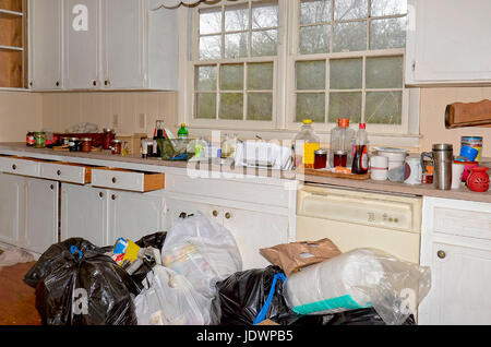 Messy Küche mit Müllbeutel auf dem Boden.  Konzept für Umzug und Reinigung oder eine Forclosure. Stockfoto