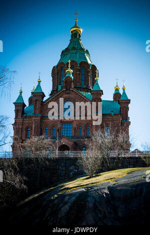 Uspenski Kathedrale bei starkem Sonnenschein in der finnischen Hauptstadt Helsinki Stockfoto