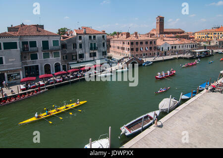 Venedig - 6. Juni 2017.  Ruderer erreichen den Kanal Canaregio während der 43. Vogalonga, einer nicht kompetitiver Regatta in Venedig, Italien. Stockfoto