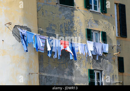 Klamotten zum Trocknen in der Sonne an der Fassade des alten Palast von Camogli Italien Stockfoto