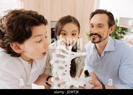 Vater und Kinder glücklich über neue DNA-Modell Stockfoto