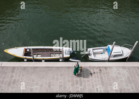 Venedig - 6. Juni 2017.  Eine alte Frau findet die 43. Vogalonga, einer nicht kompetitiver Regatta in Venedig zu sehen. Stockfoto