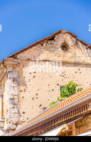 Schäden durch Bomben und Kugeln an einem Gebäude in Mostar aus dem jugoslawischen Krieg 1993. Stockfoto