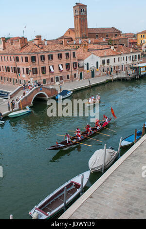 Venedig - 6. Juni 2017.  Ruderer Segeln Canaregio Kanal während der 43. Vogalonga, einer nicht kompetitiver Regatta in Venedig, Italien. Stockfoto