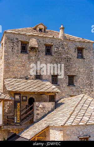 Mostar zeigt noch Beweise des Heimatkrieges mit viele Gebäude zerstört Stockfoto