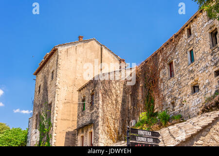 Mostar zeigt noch Beweise des Heimatkrieges mit viele Gebäude zerstört Stockfoto