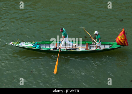 Venedig - 6. Juni 2017.  Ruderer Segeln Canaregio Kanal während der 43. Vogalonga, einer nicht kompetitiver Regatta in Venedig, Italien. Stockfoto