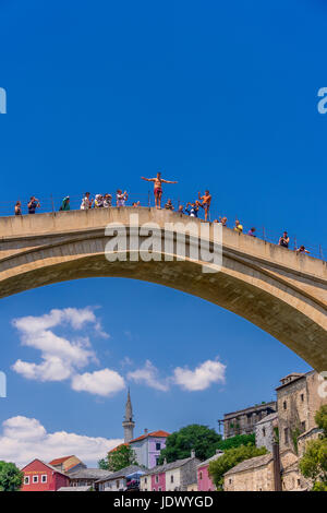 Stari Most Diving. Es ist traditionell für die jungen Männer der Stadt, von der Brücke in den Fluss Neretva zu springen. Mostar, Bosnien und Herzegowina. Stockfoto