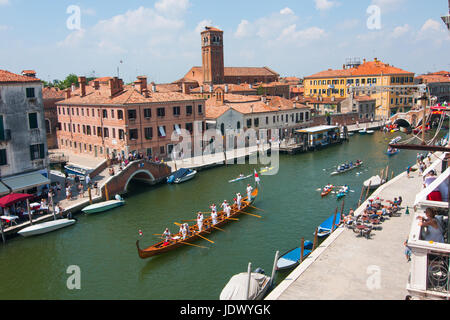 Venedig - 6. Juni 2017.  Ruderer Segeln Canaregio Kanal während der 43. Vogalonga, einer nicht kompetitiver Regatta in Venedig, Italien. Stockfoto