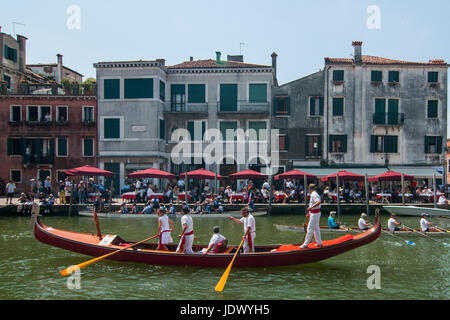 Venedig - 6. Juni 2017.  Ruderer Segeln Canaregio Kanal während der 43. Vogalonga, einer nicht kompetitiver Regatta in Venedig, Italien. Stockfoto