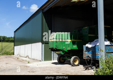 John Deere kombinieren in Hof, Landwirtschaft, Mähdrescher, Ernte, Deere, Bauernhof, grün, Harvester, John, Morgen, ländliche, Stockfoto