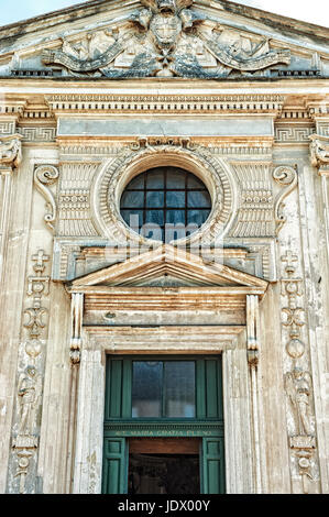 Das Gesicht der Kirche von Santa Maria del Priorato, im Inneren der Villa Gran Priorato di Roma del Sovrano Militare Anwaltskammern di Malta, Briefely Gran Priorato di Roma, Rom, Italien Stockfoto