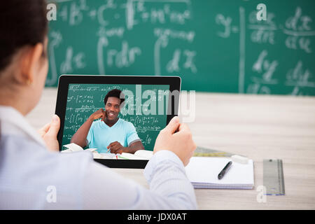Mann und Frau kommunizieren über Videochat auf Digital-Tablette Stockfoto