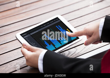Bild der Geschäftsfrau Analyse Bargraphen auf digitale Tablet im freien beschnitten Stockfoto