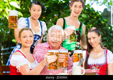 Im Biergarten Freunde In Tracht Dirndl Und Lederhosen Ein Frisches im-biergarten-freunde-in-tracht-dirndl-und-lederhosen-ein-frisches