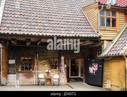 Ziva Jelnikar Design Schmuck-Shop in traditionellen Gebäude aus Holz. Bryggen, Bergen, Hordaland, Norwegen, Skandinavien, Europa. Stockfoto