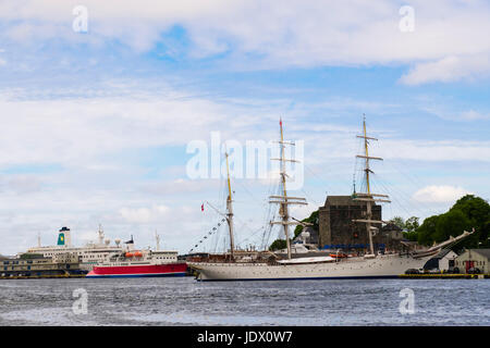 Dreimaster Viermastbark geriggt Großsegler Statsraad Lehmkuhl mit kleinen Kreuzfahrt Schiff Expedition vor Anker im Hafen Vågen in Bergen, Norwegen, Skandinavien Stockfoto