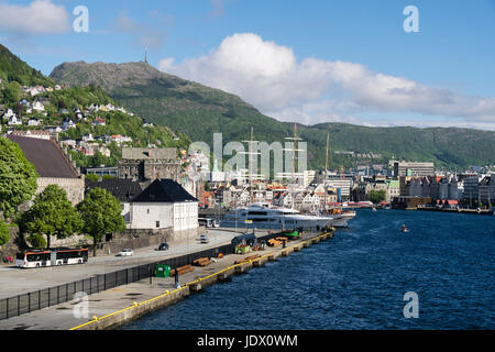 Blick über Hafen Vågen Berg Ulriken über historische Stadt Bergen, Hordaland, Norwegen, Scandinavia Stockfoto