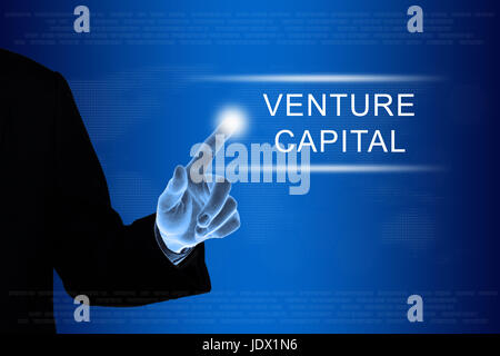 Unternehmen der Hand drücken Venture-Capital-Taste auf eine Touchscreen-Oberfläche Stockfoto