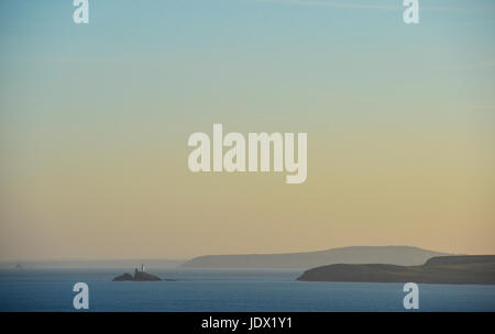 Blick zum Leuchtturm von Godrevy von St.Ives Hafen Stockfoto