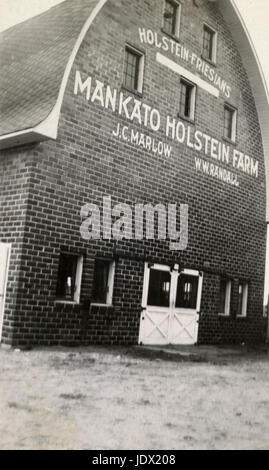 Antike c1922 Foto, Mankato Holstein Bauernhof Scheune Gebäude in Mankato, Minnesota.  QUELLE: ORIGINALFOTO. Stockfoto