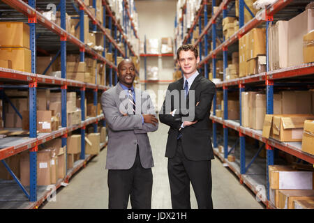 Porträt von zwei Geschäftsleute In Lager Stockfoto