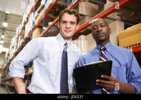 Zwei Geschäftsleute mit Zwischenablage im Lager Stockfoto