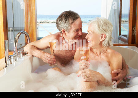 Älteres Paar zum Entspannen In der Badewanne trinken Champagner zusammen Stockfoto
