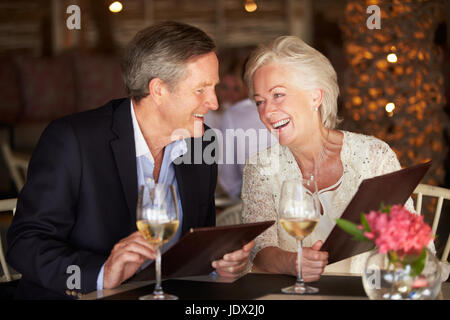 Älteres Paar, die Sie im Menü im Restaurant Stockfoto