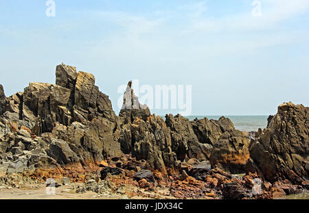 Robuste, felsige, stacheligen, und Skulptur Art Küste Küste Arambol in Goa, Indien Stockfoto
