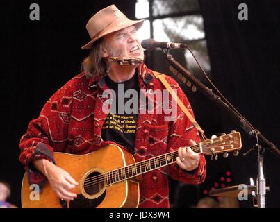 Neil Young erklingt in der Bridge School Benefit concert Shoreline Amphitheater, CA 27. Oktober 2002 © Anthony Pidgeon / MediaPunch. Stockfoto