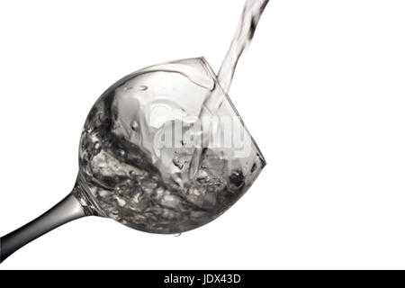 Farblose Flüssigkeit, Wasser wird Wodka in ein Glas Flüssigkeit in einem Lautsprecher, isoliert auf einem weißen Hintergrund gegossen. Stockfoto