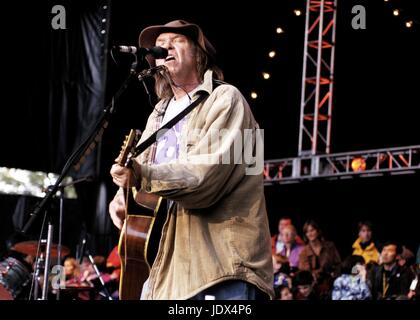 Neil Young erklingt in der Bridge-Schule-Benefiz-Konzert in Shoreline Amphitheater, Kalifornien, 23. Oktober 2004 © Anthony Pidgeon / MediaPunch. Stockfoto