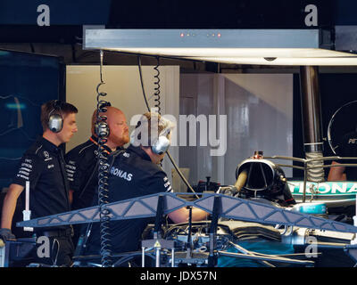 Montreal, Quebec. 06.08.2017. Lewis Hamilton Mercedes Formel1-Teams sind damit beschäftigt, sein Auto für Freitag Training bei der kanadischen grand Pr Stockfoto