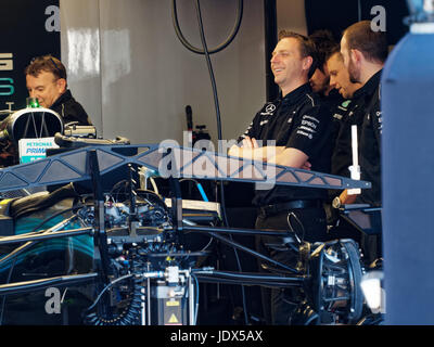 Montreal, Quebec. 06.08.2017. Valtteri Bottas für Mercedes Formel1 Team sind damit beschäftigt, seine Autos für Freitag Training bei der kanadischen Gran Stockfoto
