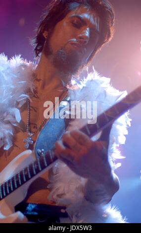 Dave Navarro von Janes Addiction beim Lollapalooza.  Shoreline Amphitheater, Mountain View, CA. 19. August 2003. (C) Anthony Pidgeon / MediaPunch. Stockfoto