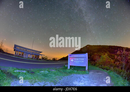 Die schroffen Gipfel Visitors Center bei Nacht Stockfoto