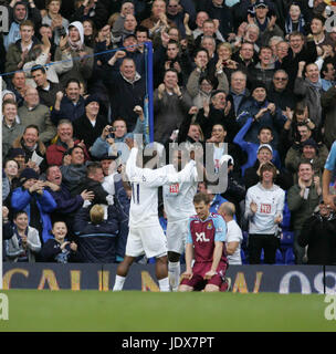 GILBERTO DARREN BEUGTE sich KARNEVALSFEST TOTTENHAM V WEST HAM weiße HART LANE LONDON Großbritannien 9. März 2008 Stockfoto