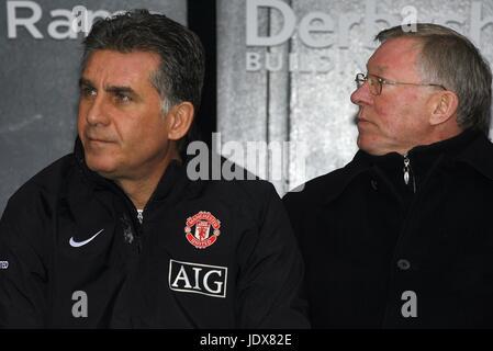 SIR ALEX FERGUSON & C QUEIROZ MANCHESTER UNITED FC MANAGER PRIDE PARK DERBY ENGLAND 15. März 2008 Stockfoto