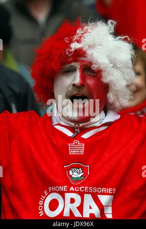 BARNSLEY FAN BARSNLEY V CARDIFF CITY WEMBLEY Stadion LONDON ENGLAND 6. April 2008 Stockfoto