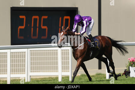 Hochland-Bandspule geritten von jockey Ryan Moore Heimkehr des Prince Of Wales Stakes tagsüber zwei der Royal Ascot in Ascot Racecourse gewinnen konnte. Stockfoto