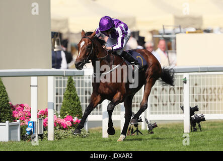 Hochland-Bandspule geritten von jockey Ryan Moore Heimkehr des Prince Of Wales Stakes tagsüber zwei der Royal Ascot in Ascot Racecourse gewinnen konnte. Stockfoto