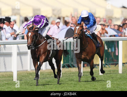 Hochland-Bandspule geritten von jockey Ryan Moore (links) nach Hause zu kommen, der Prince Of Wales Stakes tagsüber zwei Royal Ascot in Ascot Racecourse gewinnen. Stockfoto