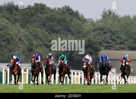 Hochland-Bandspule geritten von jockey Ryan Moore (zweite Left  auf dem Weg zum Gewinn der Prince Of Wales Stakes tagsüber zwei Royal Ascot in Ascot Racecourse. Stockfoto