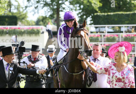 Hochland-Bandspule geritten von jockey Ryan Moore nach dem Gewinn der Prince Of Wales Stakes tagsüber zwei Royal Ascot in Ascot Racecourse. Stockfoto