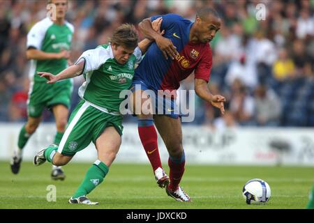 THIERRY HENRY & LEWIS STEVENSO HIBERNIAN FC V BARCELONA CF MURRAYFIELD EDINBURGH Schottland 24. Juli 2008 Stockfoto