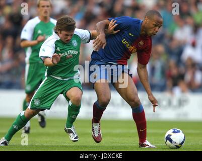 THIERRY HENRY & LEWIS STEVENSO HIBERNIAN FC V BARCELONA CF MURRAYFIELD EDINBURGH Schottland 24. Juli 2008 Stockfoto