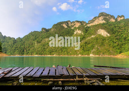 Wunderschöne Berge und den Fluss nach Regen in Ratchaprapha Dam im Khao Sok National Park, Provinz Surat Thani, Thailand Stockfoto